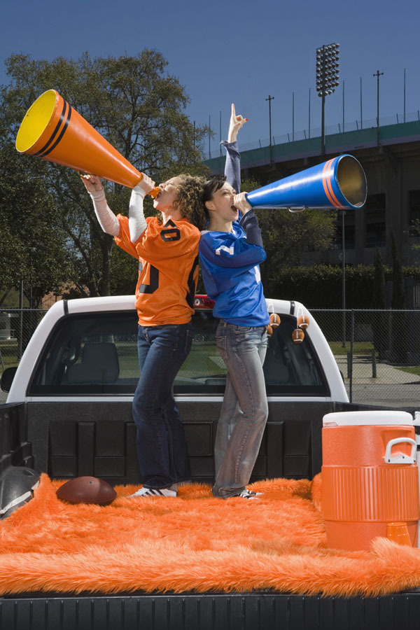 tailgate party fans_ForRent.com