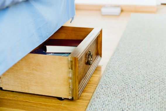 Great idea! Use old drawers as storage for under the bed!