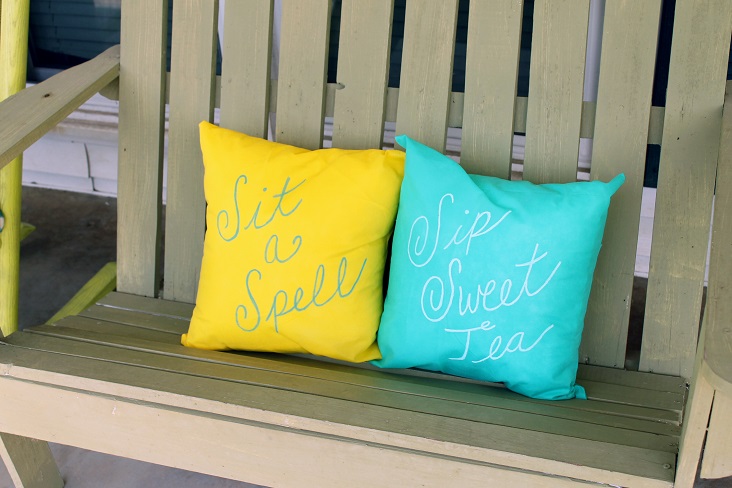 using graphic throw pillows in your home-004