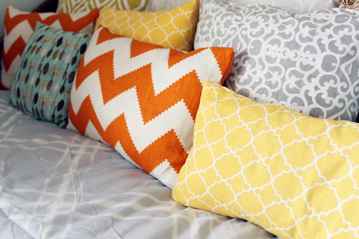 using graphic throw pillows in your home-005