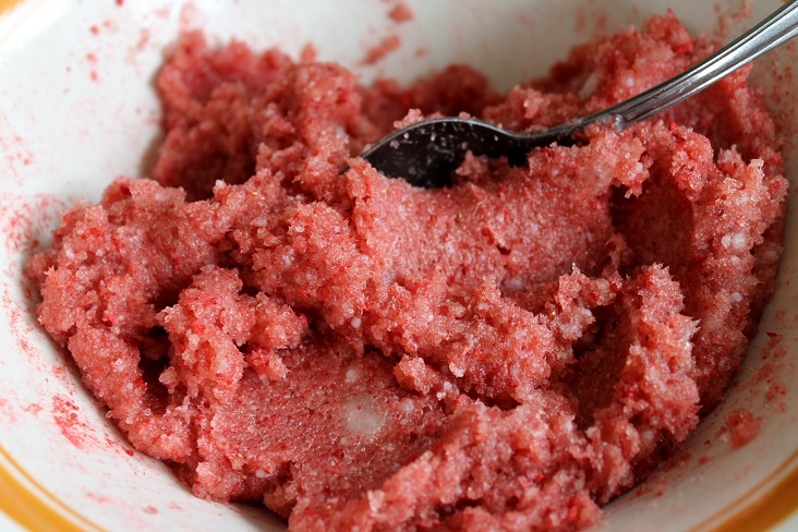 strawberry sugar scrub for valentine's day-004