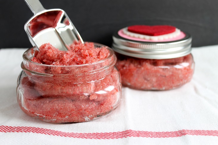 strawberry sugar scrub for valentine's day-005